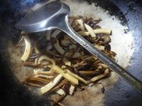 茶树菇炒墨鱼鲞