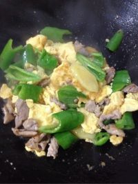 青椒肉片炒蛋