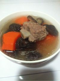 胡萝卜香菇排骨汤