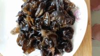 蒜苔木耳炒香肠