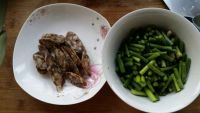 蒜苔木耳炒香肠