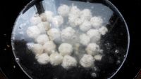 生汆豆腐丸子汤