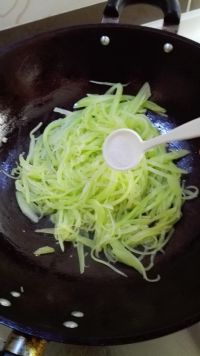 清炒莴苣丝