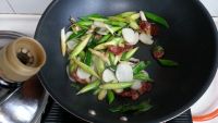 腊肠青蒜炒年糕