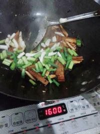 蒜苗香干
