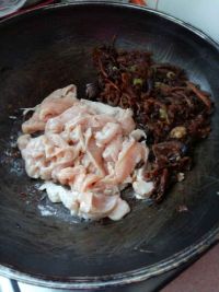 榛蘑鸡片炒娃娃菜