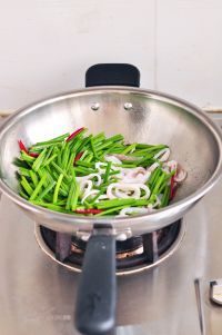 韭菜苔炒鱿鱼