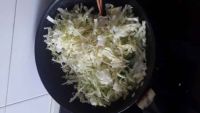 包菜虾仁鸡蛋炒米线