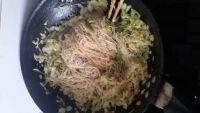 包菜虾仁鸡蛋炒米线