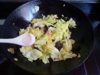 辣味杏鲍菇炒手撕包菜