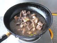 鸡肉块炖土豆