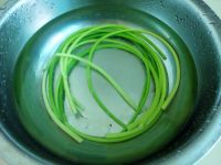 手撕蒜薹