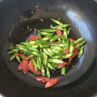 腊肠炒尖椒