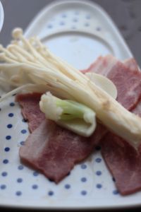 金针菇花菜培根卷