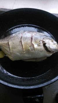葱烧金鲳鱼