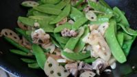 藕香荷兰豆炒鸡块