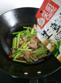 芹菜猪肉炒粉条
