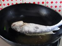 大蒜烧黄鱼