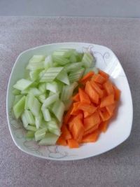 西芹炒鸡肉粒