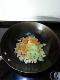 西芹炒鸡肉粒