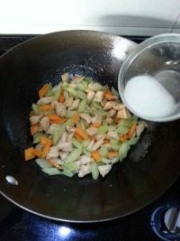 西芹炒鸡肉粒