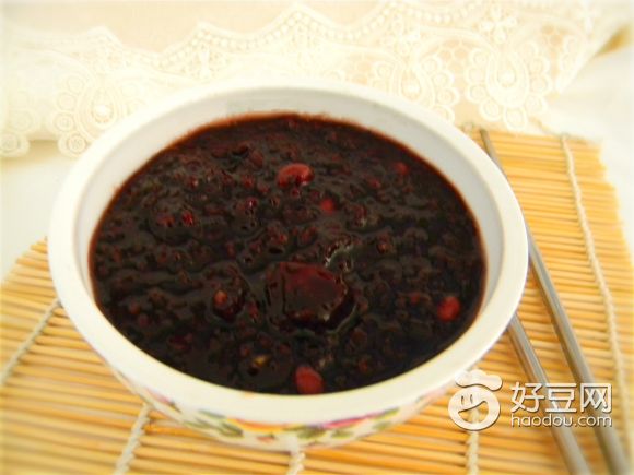 红枣花生黑米粥
