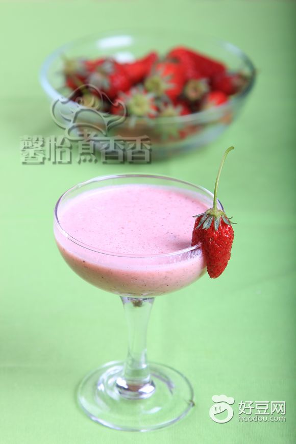 草莓火龙果奶昔