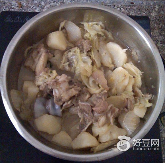 肘子肉炖白菜土豆