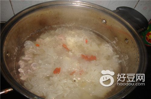 雪耳莲子瘦肉汤