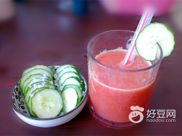西瓜番茄汁配小凉菜