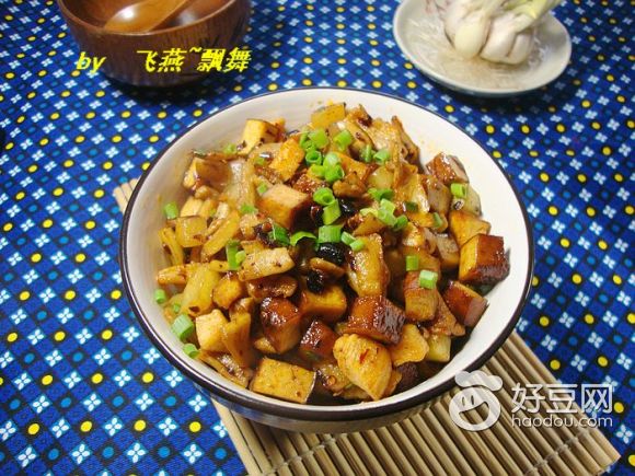 萝卜丁鸡肉炒熏干