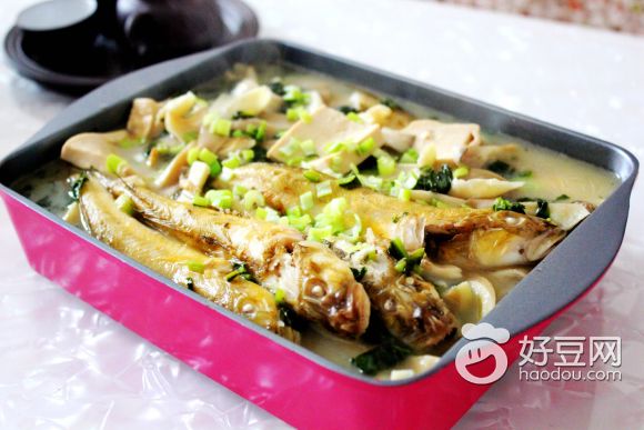 蘑菇豆腐炖海鲶鱼