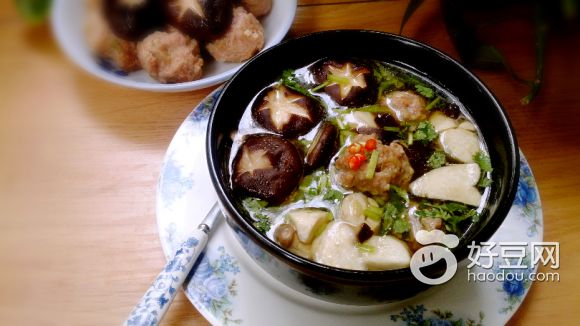 双菇汆肉丸汤