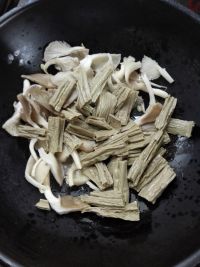 黑豆腐竹炒鲜茹