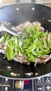 鸡腿蘑炒辣椒