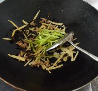 鱼香肉丝酱拌面