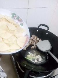 五花肉炒土豆