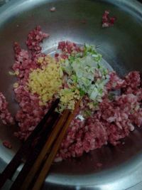 猪肉韭菜陷饺子