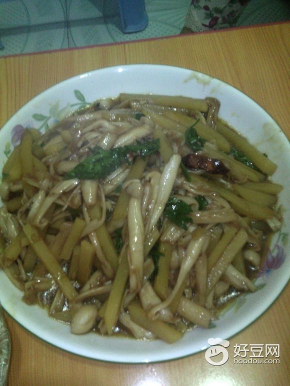 鸡腿菇炒土豆条