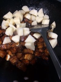 家常土豆红烧肉