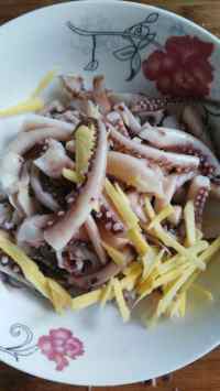 蒜苔炒鱿鱼须