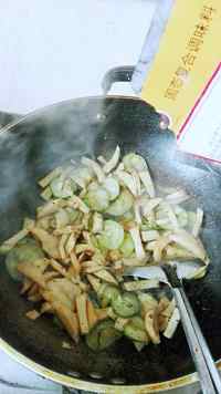 杏鲍菇炒黄瓜