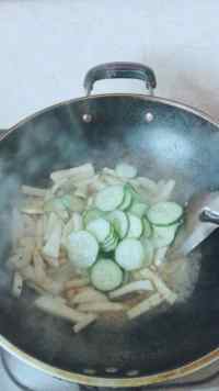 杏鲍菇炒黄瓜