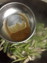 鸡胸肉炒芹菜香菇