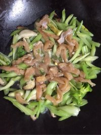 鸡胸肉炒芹菜香菇