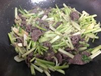 芹菜粒炒牛肉