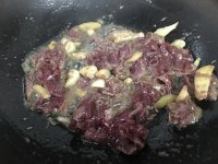 芹菜粒炒牛肉