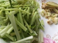 芹菜粒炒牛肉