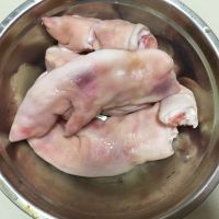 五香卤猪蹄