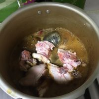 五香卤猪蹄